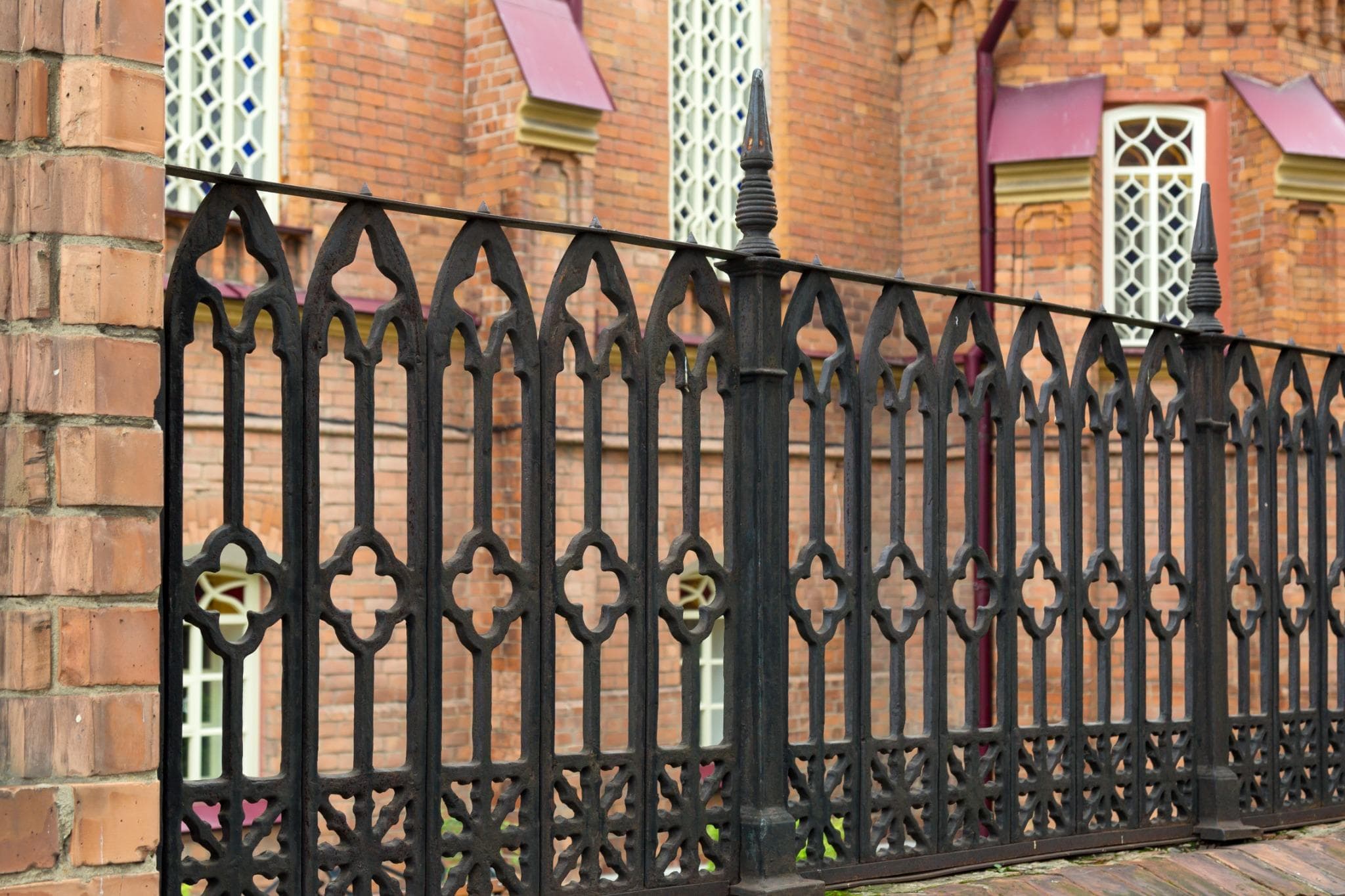 One of the key challenges when selecting a security fence is balancing aesthetics with functionality.