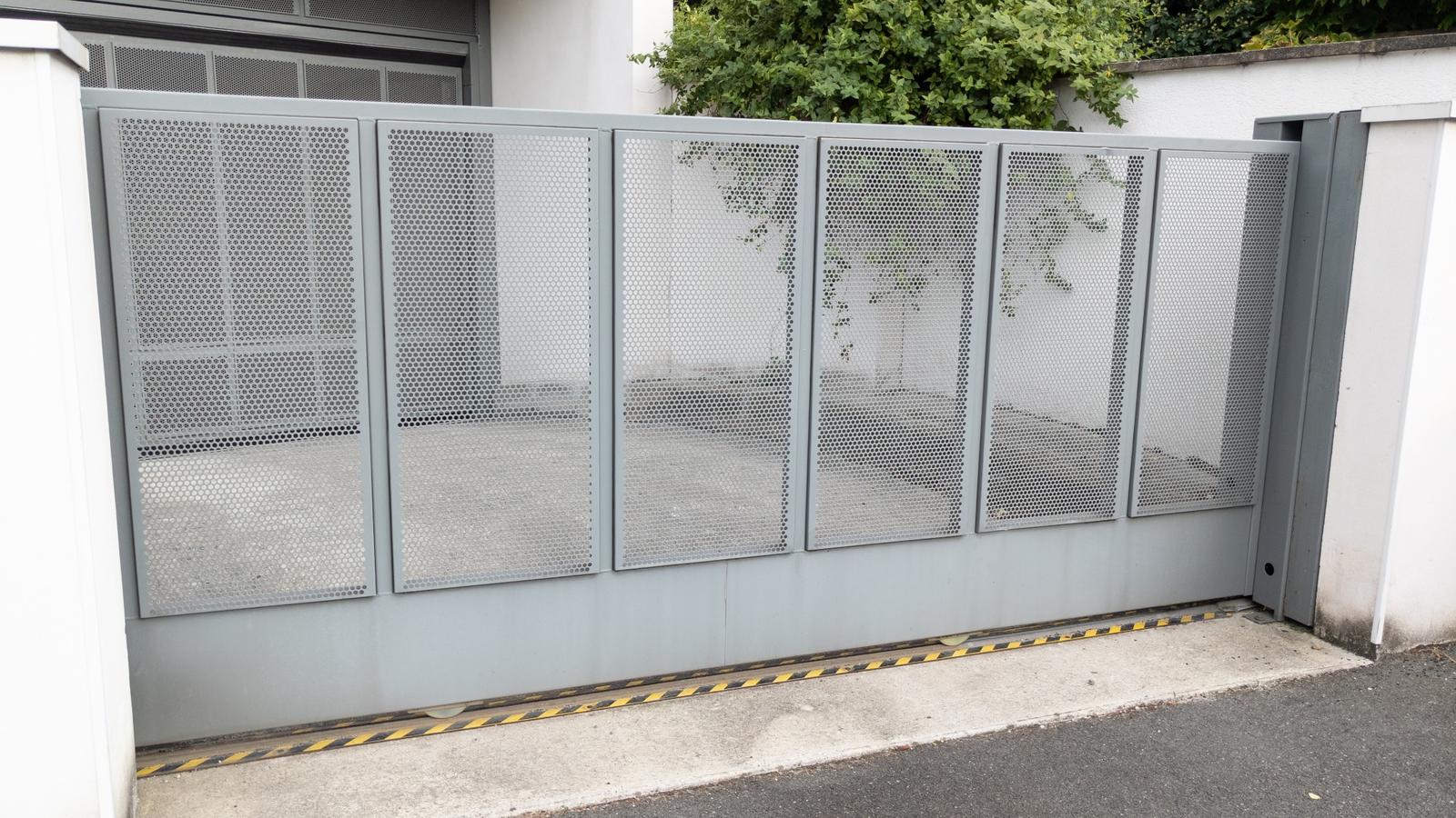 Some businesses prefer the simplicity and cost-effectiveness of manual gates, while others invest in automatic systems for better efficiency and security.